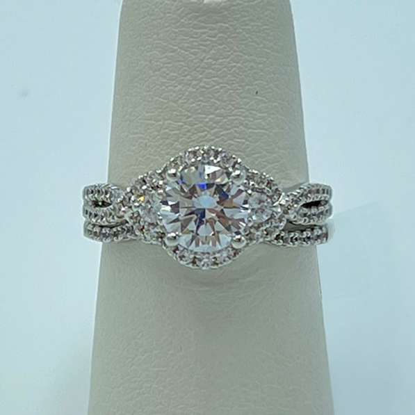 Valina Round Cut Diamond Engagement Ring